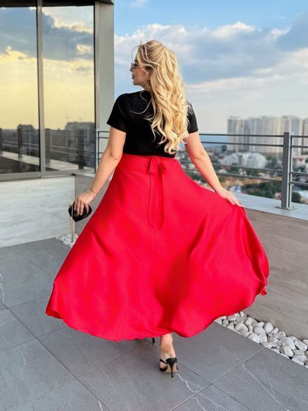 Розкльошена шовкова спідниця на запах