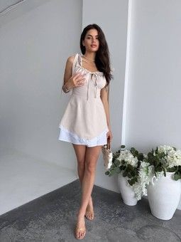 Короткое льняное платье бежевого цвета на бретелях-завязках