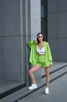 Шелковый костюм с шортами и рубашкой