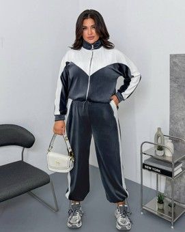 Жіночий велюровий костюм