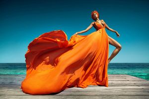 Як вибрати ідеальну помаранчеву сукню: 8 стильних варіантів для літа 2024